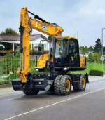 Được trang bị lưỡi ủi thép phía trước và chân chống ếch độc lập phía sau, máy xúc đào bánh lốp JCB JS145 tự tạo ra bệ phóng vững chắc. Thiết kế này giúp triệt tiêu sự bồng bềnh của lốp cao su khi vươn cần múc vật liệu nặng.