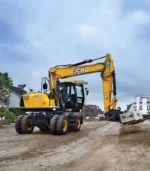 Cấu trúc ty xi-lanh đường kính lớn kết hợp bệ đỡ chân chống giúp máy xúc đào bánh lốp JCB JS145 duy trì lực nâng tối đa an toàn. Tài xế lái máy dễ dàng cẩu, hạ và lắp ghép các cấu kiện bê tông đúc sẵn xuống hố sâu.
