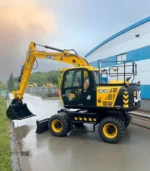 Trái tim của máy xúc đào bánh lốp JCB JS145 là khối động cơ 130HP bền bỉ. Khả năng cung cấp mô-men xoắn tức thời giúp máy vừa duy trì lực kéo bám đường tốt, vừa đảm bảo sức mạnh cho hệ thống bơm thủy lực làm việc liên tục.