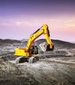 Cabin của máy xúc đào bánh xích JCB 215LC HD đạt chuẩn chống lật và chống vật rơi (ROPS/FOPS). Kính cường lực bao quát giúp tài xế lái máy loại bỏ hoàn toàn điểm mù, kiểm soát trọn vẹn khu vực làm việc và dàn xe tải ben bám đuôi.