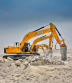 Không chỉ đào xúc mạnh mẽ, máy xúc đào bánh xích JCB 215NXT LC còn cung cấp lực nâng tối đa an toàn nhờ cụm ty thủy lực đường kính lớn. Tài xế lái máy có thể tự tin cẩu, hạ và định vị các khối cống hộp bê tông xuống mương một cách chuẩn xác.