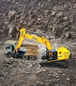 Kính cường lực diện tích lớn mang lại cho máy xúc đào bánh xích JCB 345NXT tầm nhìn 360 độ bao quát. Tài xế lái máy hoàn toàn làm chủ vị trí mỏ gàu và đảm bảo an toàn tuyệt đối cho dàn xe tải ben cùng công nhân bám sát.