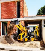 Tích hợp cụm gàu xúc lật phía trước và gàu đào rãnh phía sau, máy xúc đào liên hợp JCB 1CX thay thế hoàn toàn hai cỗ máy riêng biệt. Sự kết hợp này mang lại khả năng xử lý vật tư toàn diện từ xúc dọn xà bần đến đào mương đặt ống nước.