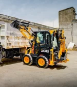Cụm càng đào phía sau của máy xúc đào liên hợp JCB 1CX được thiết kế dạng Side-shift (dịch chuyển ngang), cho phép tài xế lái máy thực hiện các đường đào sát rạt mép tường rào hoặc móng nhà một cách chuẩn xác và an toàn.