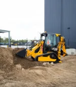 Được trang bị gàu xúc 6 trong 1 đa dụng, máy xúc đào liên hợp JCB 1CX mang lại sức nâng 600 kg an toàn. Thiết bị dễ dàng bốc dỡ các khối vật liệu nặng, san gạt mặt bằng và kẹp các cấu kiện bê tông gọn gàng.