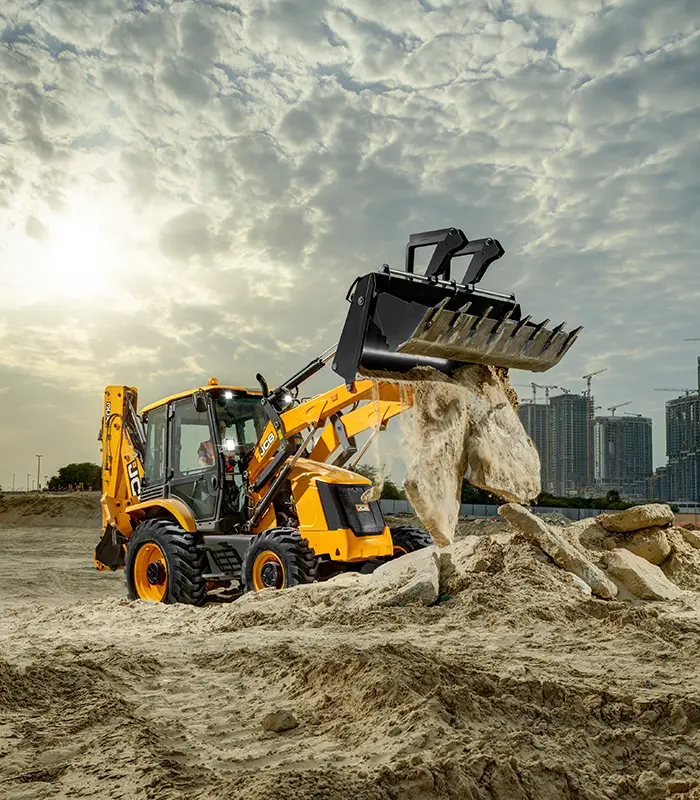 Tích hợp sức mạnh của xe xúc lật và máy đào rãnh, máy xúc đào liên hợp JCB 3CX là cỗ máy chủ lực giúp nhà thầu xử lý mọi công đoạn từ dọn dẹp mặt bằng, bốc xúc xà bần đến đào mương đặt ống ngầm.