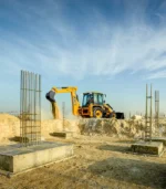 Với tùy chọn cần kéo dài (Extradig), cụm đào phía sau của máy xúc đào liên hợp JCB 3CX có thể vươn tới chiều sâu 5.46 mét. Lực đào tối đa ấn tượng bẻ gãy dễ dàng các lớp đất sét dính hay nền đá vôi cứng.