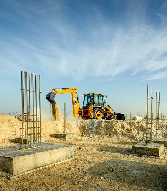 Với tùy chọn cần kéo dài (Extradig), cụm đào phía sau của máy xúc đào liên hợp JCB 3CX có thể vươn tới chiều sâu 5.46 mét. Lực đào tối đa ấn tượng bẻ gãy dễ dàng các lớp đất sét dính hay nền đá vôi cứng.