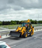 Cụm gàu trước dung tích 1 khối của máy xúc đào liên hợp JCB 3CX cung cấp lực nâng tối đa vượt trội. Tài xế lái máy có thể linh hoạt kẹp vật liệu, ủi đất, san gạt và xúc trực tiếp lên các xe tải ben thành cao.