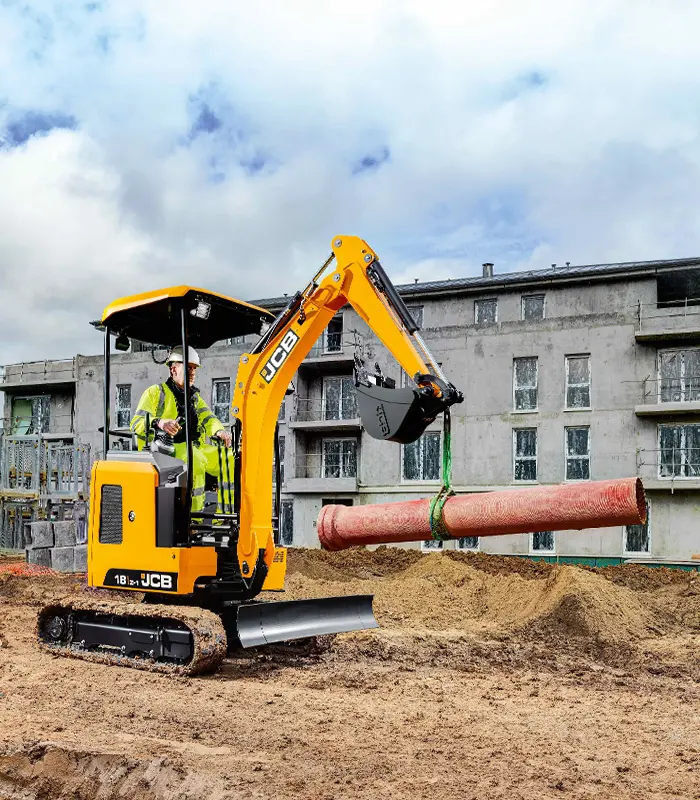 Với bán kính vung đuôi bằng 0, máy xúc đào mini JCB E18Z cho phép xoay toa thoải mái trong không gian hẹp. Thiết kế này giúp triệt tiêu nguy cơ va đập phần đuôi xe vào tường hoặc các kết cấu công trình lân cận.