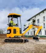 Loại bỏ hoàn toàn các chi tiết nhựa mỏng manh, máy xúc đào mini JCB E18Z được bọc thép toàn diện. Lớp giáp này bảo vệ các cụm van thủy lực và động cơ khỏi những va đập khốc liệt thường thấy tại các dự án nội đô.
