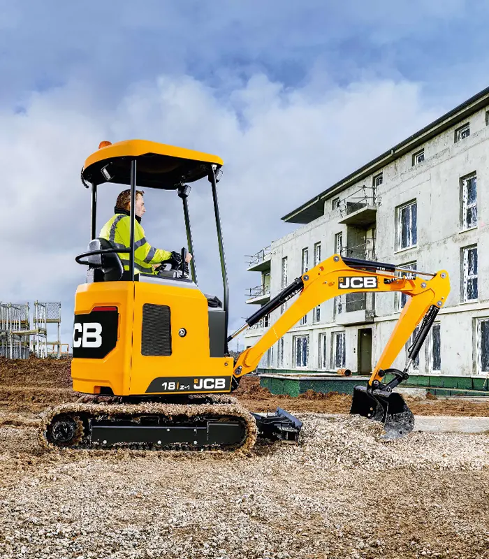 Loại bỏ hoàn toàn các chi tiết nhựa mỏng manh, máy xúc đào mini JCB E18Z được bọc thép toàn diện. Lớp giáp này bảo vệ các cụm van thủy lực và động cơ khỏi những va đập khốc liệt thường thấy tại các dự án nội đô.