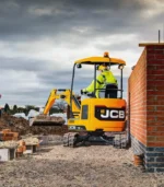 Toàn bộ hệ thống ống dẫn thủy lực trên máy xúc đào mini JCB E18Z đều được bố trí chạy ngầm bên trong cần. Thiết kế này giúp tài xế lái máy tự tin vươn cần vào các bụi rậm hay đống xà bần mà không lo đứt vỡ ống.