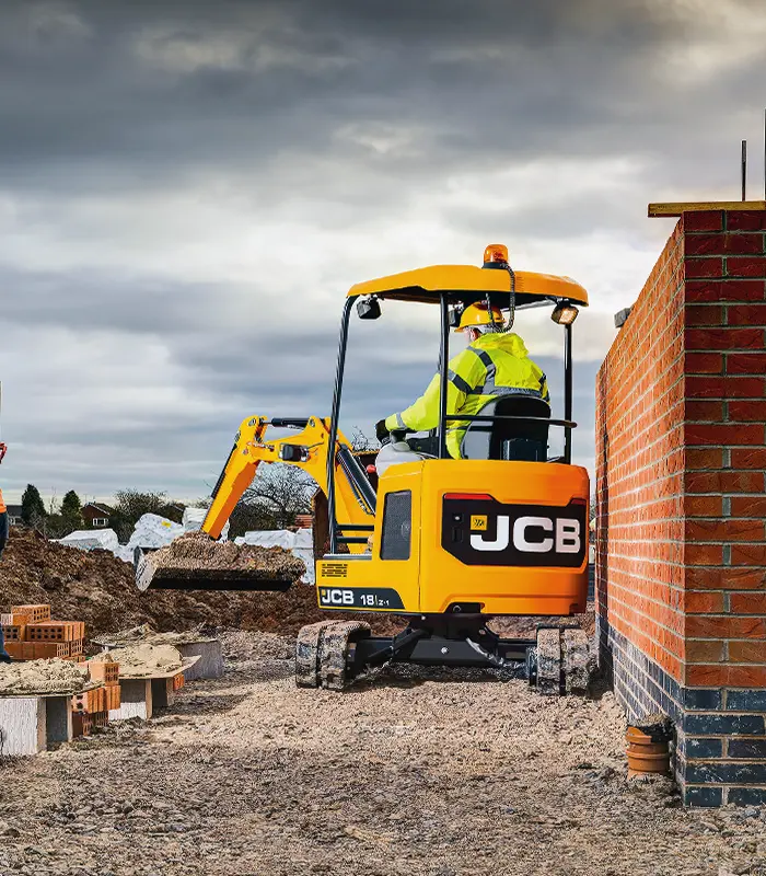 Toàn bộ hệ thống ống dẫn thủy lực trên máy xúc đào mini JCB E18Z đều được bố trí chạy ngầm bên trong cần. Thiết kế này giúp tài xế lái máy tự tin vươn cần vào các bụi rậm hay đống xà bần mà không lo đứt vỡ ống.