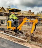 Cabin đạt chuẩn ROPS/FOPS trên máy xúc đào mini JCB E18Z mang lại góc quan sát 360 độ xuất sắc. Không gian để chân rộng rãi giúp thợ vận hành duy trì sự tỉnh táo và làm chủ mọi tình huống trên công trường chật hẹp.