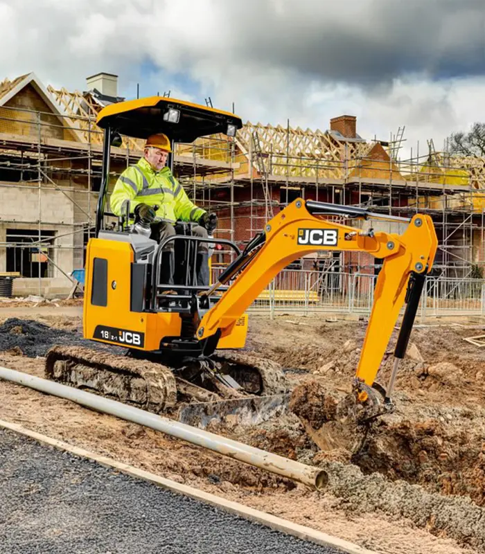 Cabin đạt chuẩn ROPS/FOPS trên máy xúc đào mini JCB E18Z mang lại góc quan sát 360 độ xuất sắc. Không gian để chân rộng rãi giúp thợ vận hành duy trì sự tỉnh táo và làm chủ mọi tình huống trên công trường chật hẹp.