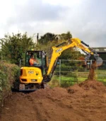 Với cấu trúc không vung đuôi, máy xúc đào mini JCB E35Z có thể tự tin xoay toa 360 độ trong các ngõ hẻm chật hẹp. Thiết kế này giúp triệt tiêu hoàn toàn rủi ro va đập phần đối trọng vào các bức tường lân cận.