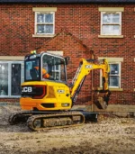 Chống lại sự khắc nghiệt của công trường, máy xúc đào mini JCB E35Z loại bỏ các chi tiết nhựa mỏng manh. Bộ giáp thép toàn diện giúp bảo vệ động cơ và giảm thiểu chi phí thay thế ngoại thất cho nhà thầu.