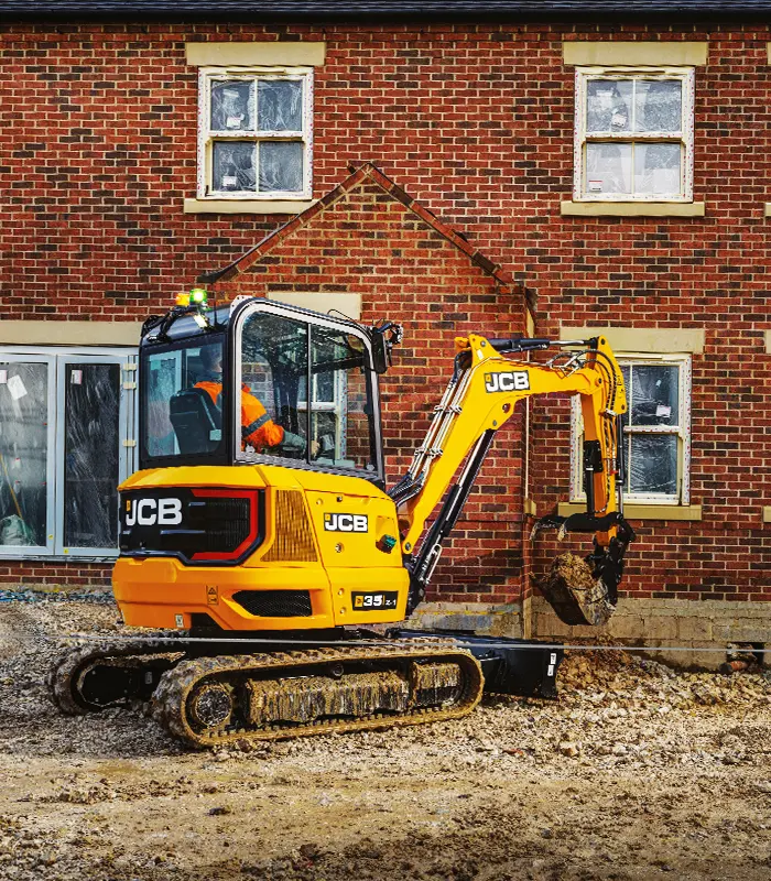 Chống lại sự khắc nghiệt của công trường, máy xúc đào mini JCB E35Z loại bỏ các chi tiết nhựa mỏng manh. Bộ giáp thép toàn diện giúp bảo vệ động cơ và giảm thiểu chi phí thay thế ngoại thất cho nhà thầu.