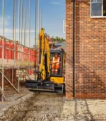 Nhờ hệ thống bơm thủy lực lưu lượng lớn, máy xúc đào mini JCB E35Z sinh ra lực đào tối đa đạt mức 32.4 kN. Thiết bị bẻ gãy dễ dàng nền nhựa đường cũ hay lớp đất sét cứng để thi công cống ngầm.