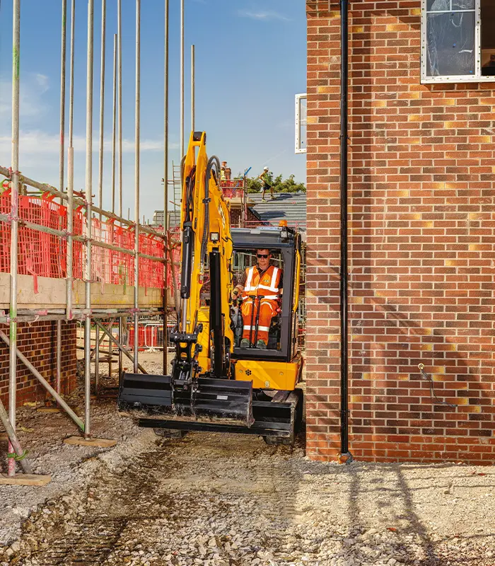Nhờ hệ thống bơm thủy lực lưu lượng lớn, máy xúc đào mini JCB E35Z sinh ra lực đào tối đa đạt mức 32.4 kN. Thiết bị bẻ gãy dễ dàng nền nhựa đường cũ hay lớp đất sét cứng để thi công cống ngầm.