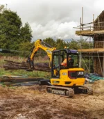 Tích hợp cụm ty xi-lanh đường kính lớn cùng lưỡi ủi thăng bằng, máy xúc đào mini JCB E35Z duy trì lực nâng tối đa vô cùng ổn định. Tài xế lái máy dễ dàng cẩu và định vị các cấu kiện bê tông nặng xuống hố sâu.