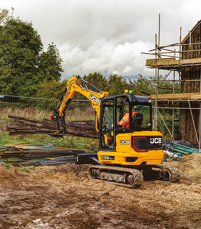 Tích hợp cụm ty xi-lanh đường kính lớn cùng lưỡi ủi thăng bằng, máy xúc đào mini JCB E35Z duy trì lực nâng tối đa vô cùng ổn định. Tài xế lái máy dễ dàng cẩu và định vị các cấu kiện bê tông nặng xuống hố sâu.