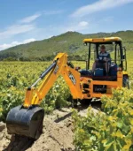 Cụm ghế ngồi bên trong máy xúc liên hợp JCB 2CX có thể quay ngoắt 180 độ. Thiết kế công thái học này giúp tài xế lái máy chuyển đổi ngay lập tức giữa chức năng lái xúc lật và điều khiển cần đào mà không mất thời gian di chuyển.