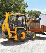 Khả năng khóa góc lái để di chuyển chéo giúp máy xúc liên hợp JCB 2CX vượt qua các địa hình khó nhằn. Tài xế lái máy có thể dễ dàng đưa gàu tiếp cận sát vỉa hè hoặc lách qua vật cản mà không cần chuyển hướng toàn bộ thân xe.