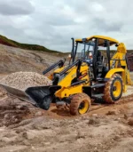 Với hệ thống dịch chuyển cần ngang (Side-shift), máy xúc liên hợp JCB 2CX có thể thực hiện các đường mương sát rạt tường nhà. Chiều sâu đào hơn 3 mét cùng lực đào tối đa mạnh mẽ giúp giải quyết gọn gàng các lớp đất đá cứng.