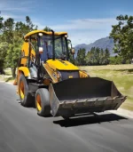 Điểm khác biệt lớn nhất của máy xúc liên hợp JCB 2CX là hệ thống lái 4 bánh toàn thời gian. Tính năng này mang lại bán kính quay vòng cực hẹp, giúp tài xế lái máy luồn lách dễ dàng tại các công trường đô thị chật hẹp nhất.