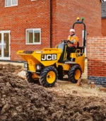 Thiết kế hệ thống xi-lanh nâng hạ trên xe ben chở vật liệu JCB 1TE động cơ điện mang lại lực nâng tối đa xuất sắc. Thợ vận hành có thể xả tải xà bần trực tiếp vào các thùng rác cỡ lớn một cách chuẩn xác, không làm dơ bẩn bề mặt m2 sàn.