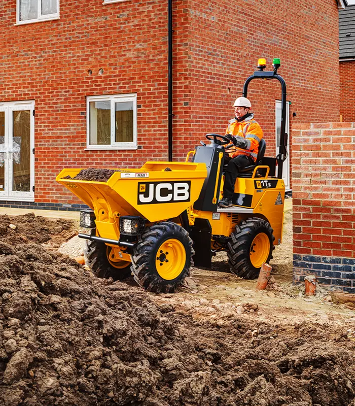 Thiết kế hệ thống xi-lanh nâng hạ trên xe ben chở vật liệu JCB 1TE động cơ điện mang lại lực nâng tối đa xuất sắc. Thợ vận hành có thể xả tải xà bần trực tiếp vào các thùng rác cỡ lớn một cách chuẩn xác, không làm dơ bẩn bề mặt m2 sàn.