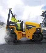 Thiết kế khoảng sáng gầm xe hai bên (lateral clearance) lớn cho phép xe chạy sát mép các chướng ngại vật. Tài xế lái máy có thể lu lèn mép thảm nhựa tiếp giáp với vỉa hè, tường rào một cách an toàn mà không sợ va quệt khung gầm.
