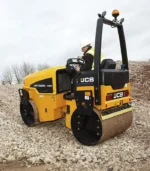 Cung cấp lực nén tối đa lên tới 63 kN (trên bản 140), xe lu JCB VMT380 dễ dàng ép chặt vật liệu đến tận lớp nền phụ. Sự phân bổ trọng lượng hoàn hảo giữa hai trục giúp bề mặt nhựa luôn đạt độ phẳng và độ chặt đồng nhất.