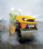 Nhờ hệ thống truyền động thủy tĩnh toàn phần, JCB VMT860 triệt tiêu hoàn toàn hiện tượng giật cục khi khởi hành, phanh hãm hoặc đảo chiều. Sự êm ái này giúp lớp nhựa asphalt giữ được độ láng mịn tuyệt đối, không để lại vết hằn ngang hay gợn sóng trên bề mặt.