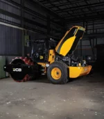 Nắp ca-pô đúc nguyên khối có thể mở lật hoàn toàn về phía trước, phơi bày toàn bộ khối động cơ và hệ thống tản nhiệt. Thợ bảo dưỡng có thể thực hiện thao tác thay lọc, châm dầu và bơm mỡ ngay từ mặt đất, giúp xe nhanh chóng trở lại dây chuyền thi công.
