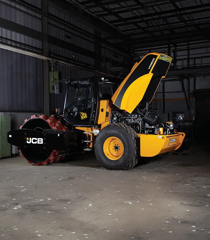Xe lu rung JCB VM200 Nắp ca-pô đúc nguyên khối có thể mở lật hoàn toàn về phía trước, phơi bày toàn bộ khối động cơ và hệ thống tản nhiệt. Thợ bảo dưỡng có thể thực hiện thao tác thay lọc, châm dầu và bơm mỡ ngay từ mặt đất, giúp xe nhanh chóng trở lại dây chuyền thi công.