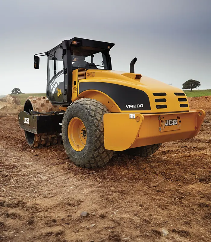 Nhờ tích hợp hệ thống vi sai chống trượt (Limited Slip Differential) cùng truyền động thủy tĩnh, xe lu duy trì độ bám đường xuất sắc trên các nền đất yếu, độ ẩm cao. Khả năng leo dốc mạnh mẽ giúp xe tự tin thi công đầm nén tại các mái taluy hay đê đập thủy lợi.