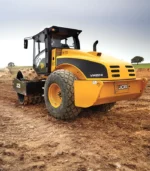 Với trọng lượng 20 tấn và lực nén tối đa lên tới 380 kN, xe lu rung JCB VM200 ép chặt mọi lớp vật liệu rời rạc như đá dăm, sỏi, cát. Lực tác động sâu giúp nhà thầu đạt hệ số K (độ chặt nền) nhanh chóng, rút ngắn đáng kể số lượt chạy xe trên cùng một vệt lu.