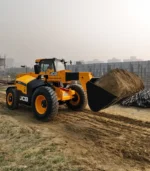 Được trang bị khối động cơ JCB DieselMax 444 công suất 56 kW, xe nâng cần dài đa năng JCB 530-70 cung cấp lực kéo mạnh mẽ và hiệu suất sinh công vượt trội. Thông số kỹ thuật này không chỉ tối ưu hóa mức tiêu hao nhiên liệu mà còn đáp ứng lịch trình vận hành cường độ cao.