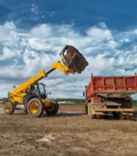 Khung cabin của xe nâng cần dài đa năng JCB 530-70 được cấu trúc theo tiêu chuẩn an toàn ROPS/FOPS, trực tiếp bảo vệ thợ vận hành khỏi rủi ro lật máy hoặc vật thể rơi. Bên cạnh đó, hệ thống LMI (Load Moment Indicator) tự động cảnh báo ngưỡng tải trọng, duy trì độ ổn định trong suốt ca làm việc.