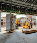 Hệ thống ngàm nối nhanh thủy lực (Q-fit) trên xe nâng xúc đa năng JCB 540-170 giúp tài xế lái máy dễ dàng chuyển đổi từ càng nâng sang gàu xúc hoặc lồng công nhân chỉ trong vòng chưa đầy 1 phút.