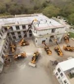 Tích hợp cụm chân chống ếch độc lập phía trước, xe nâng xúc đa năng JCB 540-170 triệt tiêu hoàn toàn sự bồng bềnh của lốp cao su, tạo ra bệ phóng vững chắc khi vươn tải trọng lớn lên cao.