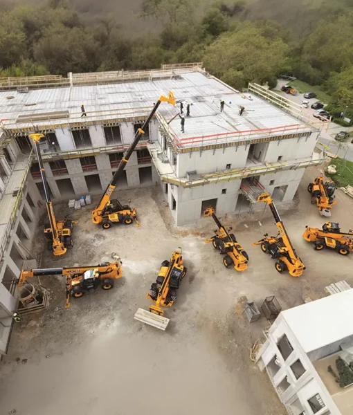 Tích hợp cụm chân chống ếch độc lập phía trước, xe nâng xúc đa năng JCB 540-170 triệt tiêu hoàn toàn sự bồng bềnh của lốp cao su, tạo ra bệ phóng vững chắc khi vươn tải trọng lớn lên cao.