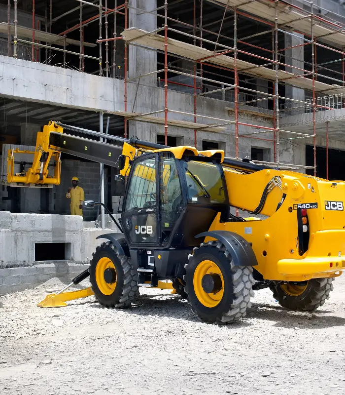 Tính năng dẫn hướng cả 4 bánh giúp xe nâng xúc đa năng JCB 540-170 xoay xở dễ dàng trong các kho bãi chật hẹp. Chế độ đi ngang (crab steer) cho phép xe lùi chuồng sát mép tường vô cùng an toàn.