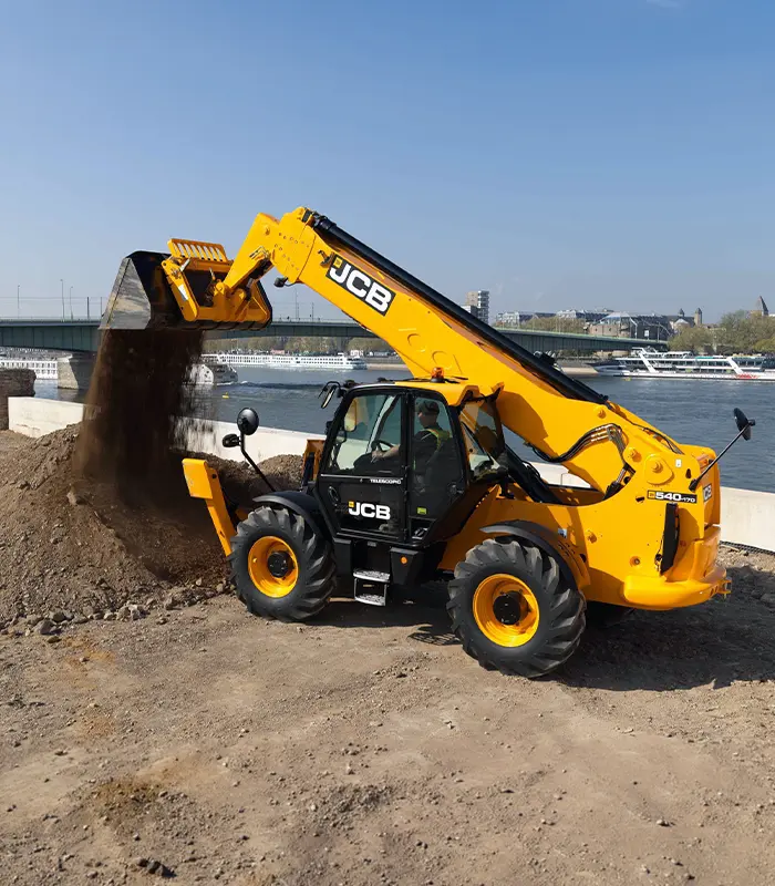 Được trang bị hệ thống thủy lực lưu lượng lớn, xe nâng xúc đa năng JCB 540-170 cung cấp lực nâng tối đa an toàn lên tới 4 tấn. Xe cẩu các kiện thép, bồn nước nặng nề một cách ổn định và chính xác.