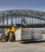 Thay vì phải thuê nhiều thiết bị, xe nâng xúc đa năng JCB 540-170 là giải pháp "3 trong 1". Cỗ máy vừa có sức bốc xúc của xe lật, vừa có tầm vươn của cần cẩu và khả năng nâng hạ pallet linh hoạt của xe nâng hàng.