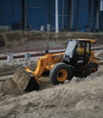 Được trang bị khối động cơ JCB Dieselmax 444 kim cơ thuần túy, xe nâng xúc đa năng JCB 540-70 sản sinh công suất 100 HP cực kỳ bền bỉ. Hệ thống phun nhiên liệu cơ học không chỉ mang lại sức kéo vượt trội mà còn giúp tối ưu chi phí bảo dưỡng trong suốt thời gian dài vận hành.