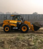 Nhờ khả năng thay đổi các loại phụ kiện như gàu xúc hay càng nâng nhanh chóng, xe nâng xúc đa năng JCB 540-70 có thể đảm nhận cùng lúc vai trò của nhiều thiết bị khác nhau. Tính đa nhiệm ưu việt này cho phép doanh nghiệp ứng dụng máy hiệu quả vào hàng loạt lĩnh vực từ nông nghiệp, tái chế đến thi công hạ tầng.
